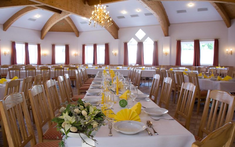 Festsaal für große Feiern, Hochzeiten, Veranstaltungen mit Bühne