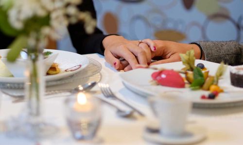 Candle-Light-Dinner